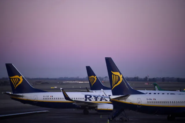 Kopan Motor Parçası Uçağın Camını Kırdı: Yolcuyu Diğer Yolcular Son Anda Kurtardı