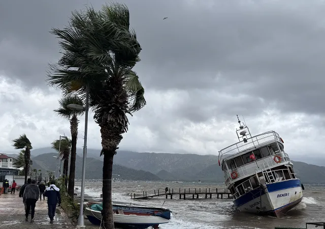 Karadeniz'de Olumsuz Hava Koşulları: 4 İlde Denize Girmek Yasaklandı