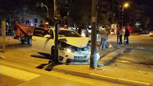 Bursa'da Korkunç Kaza: İki Otomobil Çarpıştı, 7 Kişi Yaralandı