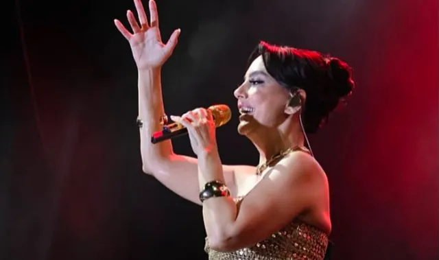 Ebru Gündeş'ten Kıbrıs'ta Dev Koro Eşliğinde Unutulmaz Konser