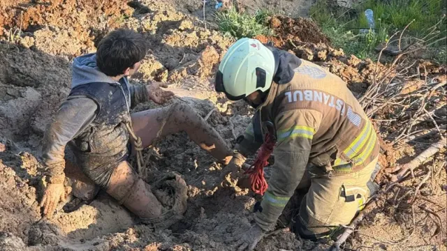 Göktürk'te Can Pazarı: Çamura Saplanan Çocuğu Polis Kurtardı