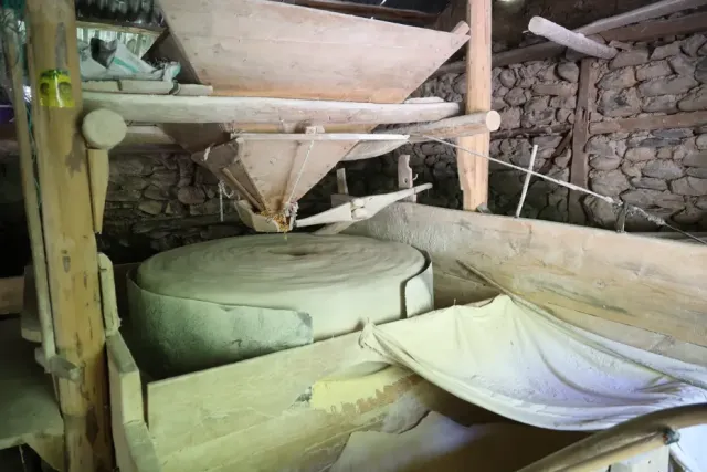 500 Yıllık Tarihi Su Değirmeni Doğal Yöntemlerle Üretime Devam Ediyor