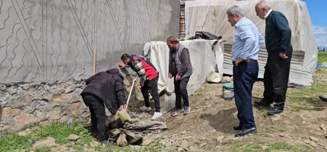 Muş'ta Korku Dolu Anlar: 3 Metrelik Yılan Mahalleyi Paniğe Sürükledi