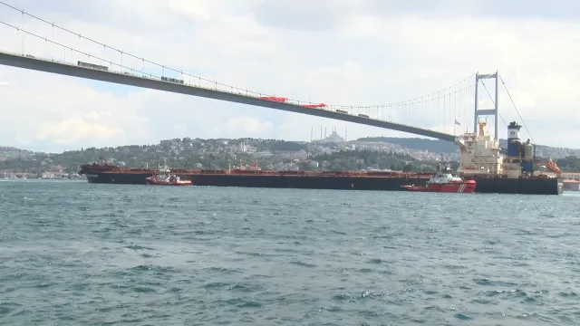 İstanbul Boğazı'nda Dev Gemi Geçişi: Trafik Çift Yönlü Kapatıldı