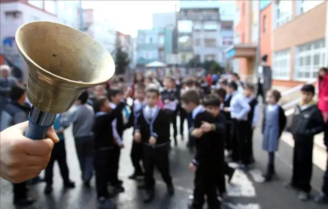 Pazartesi Okullar Açılıyor mu? 2026 MEB Ara Tatil Takvimi ve Son Durum
