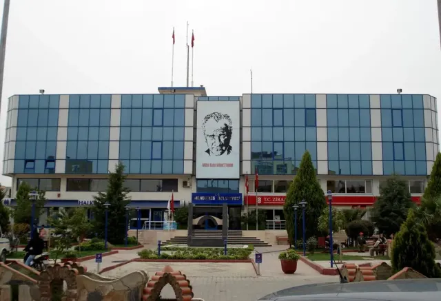 Menderes Belediyesi'ne Rüşvet Operasyonu: Başkan İlkay Çiçek Gözaltına Alındı