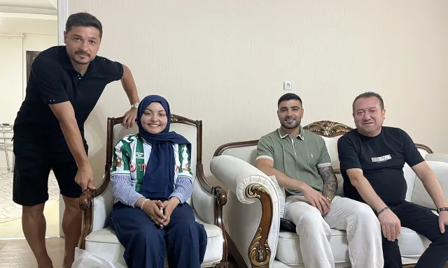 Konyaspor'dan 17 Yaşındaki Kanser Hastası Sude Ay'a Moral Ziyareti