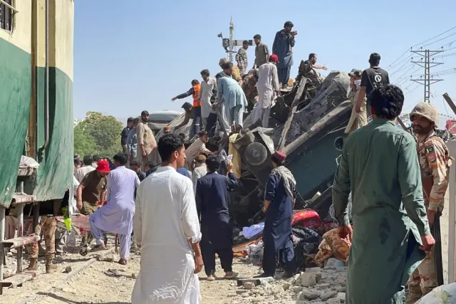 Pakistan'da Tren İstasyonuna Kanlı Saldırı: 24 Ölü