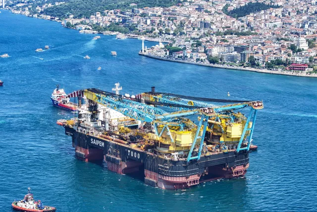 İstanbul Boğazı'nda Tarihi Geçiş: Dünyanın En Büyük Vinç Gemisi Saipem 7000 Kulelerini Yatırarak İlerledi