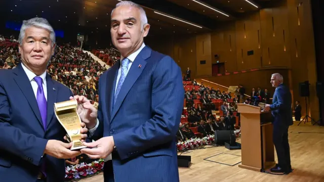 Bakan Ersoy'dan Gençlere Tarihi Çağrı: Diline Sahip Çıkan Geleceğine Sahip Çıkar