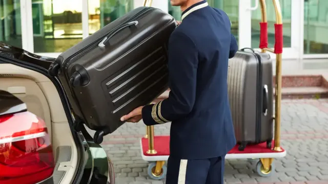 Taksicilerden Hanutçuluk Operasyonu: Otel Bellboylarına Komisyon Kısıtlaması