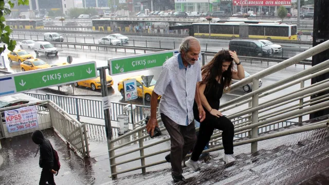 İstanbul'da Sonbahar Provası: Sıcaklıklar Düşüyor, Sağanak Yağış Geliyor