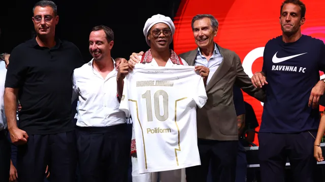 Ronaldinho'dan Olay Karar: 46 Yaşında Sahalara Dönüyor