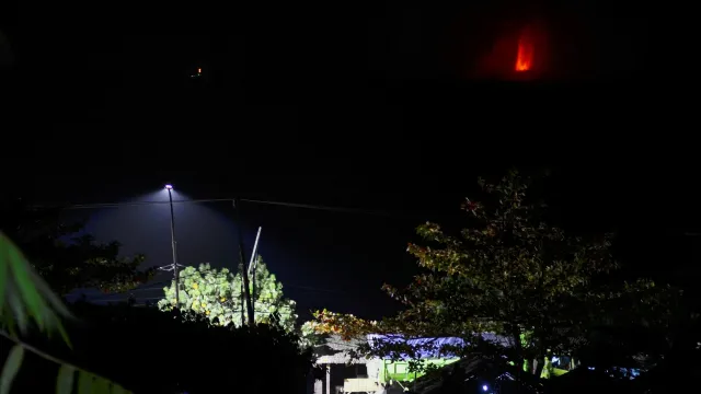 Endonezya'da Anak Krakatau Yanardağı Patladı: Havalimanı Kapatıldı ve Uçuşlar Askıya Alındı