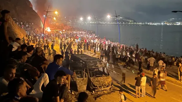 İspanya'da Göçmen Krizi: Binlerce Kişi Yüzerek Sınıra Akın Etti, Ordu Görevlendirildi