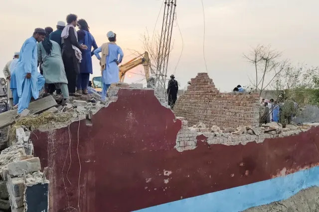 Pakistan'da Kanlı Saldırı: 15 Polis Hayatını Kaybetti