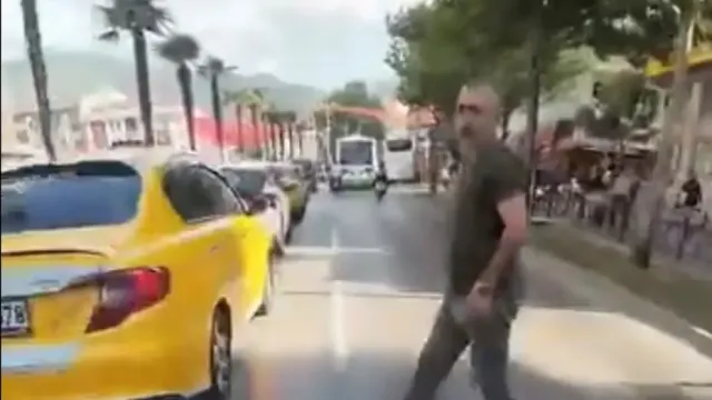Bursa'da Trafik Kazası: Kör Nokta Kurbanı Yaya ve Motosikletli Çarpıştı