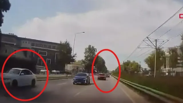 Bursa Otoyolunda Tehlikeli Yarış: Makas Atan Otomobiller Çarpıştı