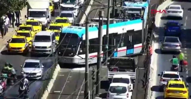 İstanbul Beyoğlu'nda Tramvay Raydan Çıktı