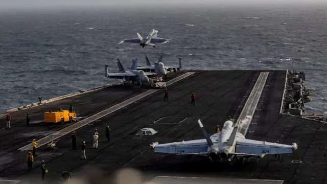 Küflü Duşlar ve Erzak Krizi ABD'yi Karıştırdı: USS Abraham Lincoln Eve Dönüyor