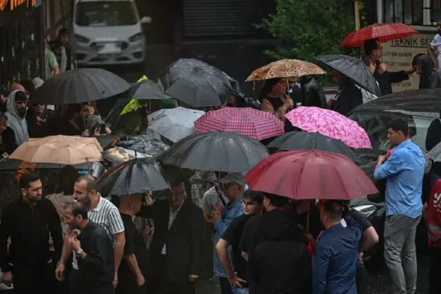 Meteoroloji Saat Saat Uyardı: İstanbul'a Sağanak Geliyor, Kuvvetli Rüzgara Dikkat