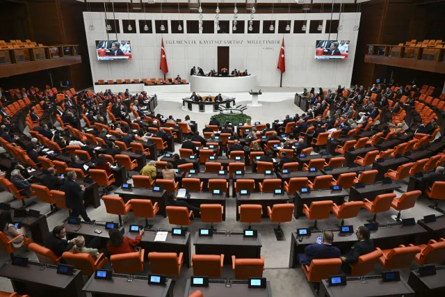 Üç milletvekili daha AK Parti'ye katıldı: Meclis'teki yeni sandalye dağılımı