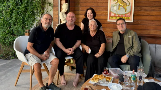 Taburcu Olan Cem Yılmaz'dan İlk Kare: Masadaki Detaylar Gözlerden Kaçmadı