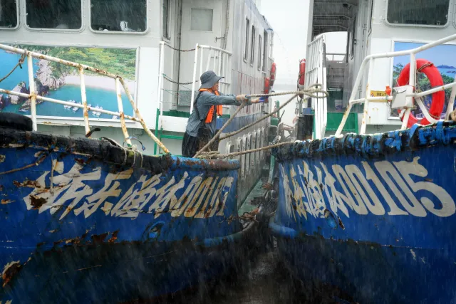 Dolphin Tayfunu Japonya'yı Vurdu, Çin'de Limanlar Kapatıldı
