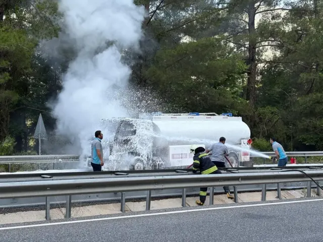 Marmaris'te Korkutan Yangın: Akaryakıt Tankeri Alevler İçinde Kaldı