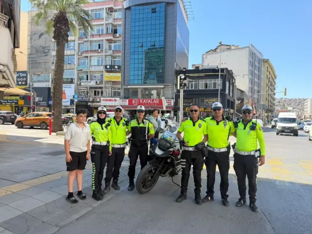 İzmir'de Bir Devir Kapandı: 35 Yıllık Trafik Polisi Murat Dolu Emekli Oldu
