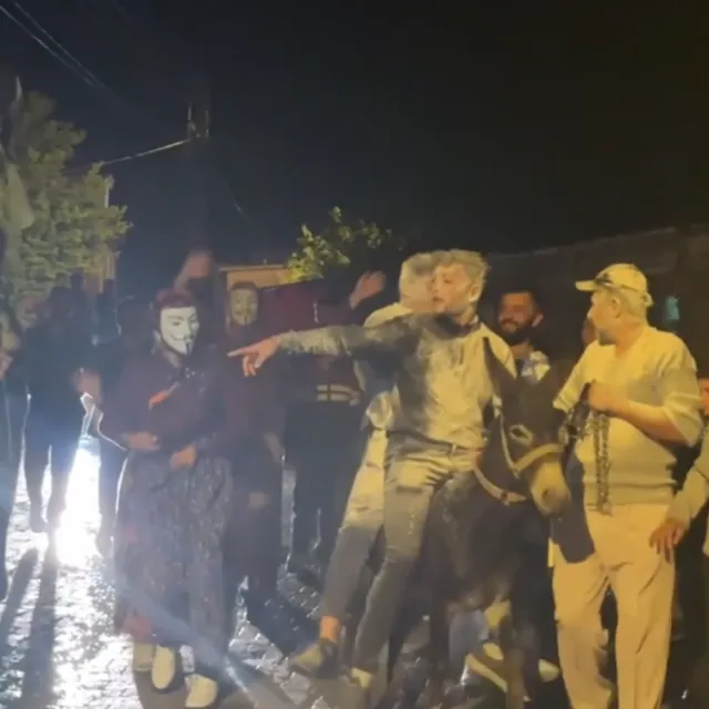Sivas'ta Renkli Düğün Geleneği: Eşeğe Bindirip Un ve Yumurtaya Buladılar