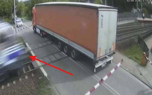 Polonya'da Dehşet Anları: Yolcu Treni Raylarda Kalan TIR'a Çarpıp Paramparça Etti