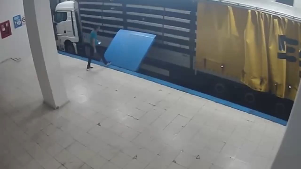 TIR'ın Gizli Bölmesinde Firar Edecekti: Suç Örgütü Üyesi Yurt Dışına Kaçarken Yakalandı