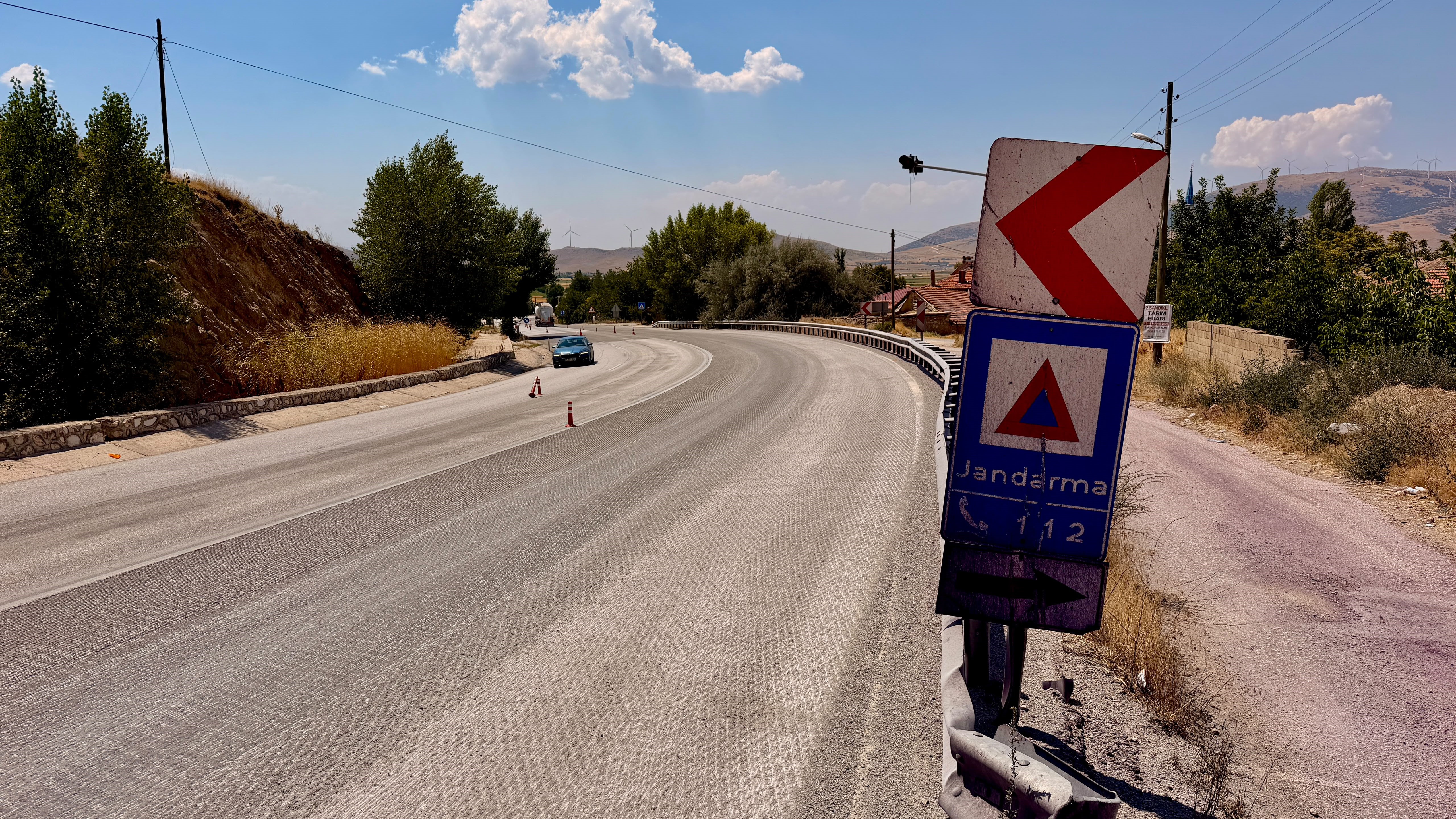 Tırdan Dökülen Boya Araçların Rengini Değiştirmişti: O Yol İçin Kesin Çözüm Bulundu