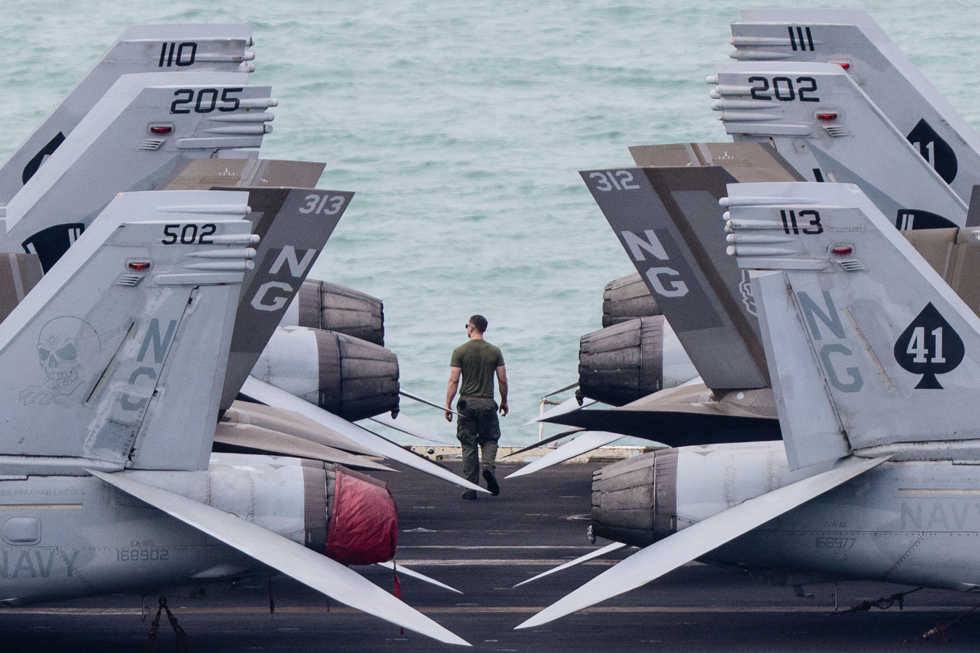 USS Abraham Lincoln Mürettebatı Tayland'da Kavgaya Karıştı