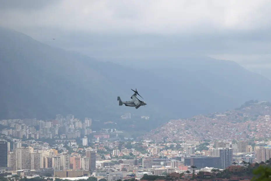 Venezuela'da Kritik Saatler: ABD Ordusundan Caracas Üzerinde Gövde Gösterisi