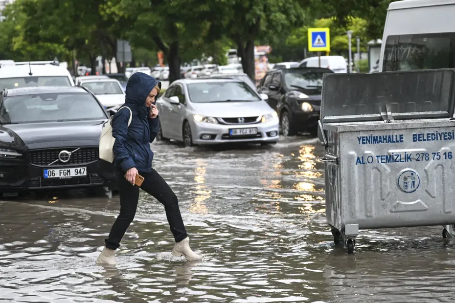 Yaz Ortasında Kış Manzaraları: İstanbul ve Ankara'da Sağanak Yağış Hayatı Felç Etti
