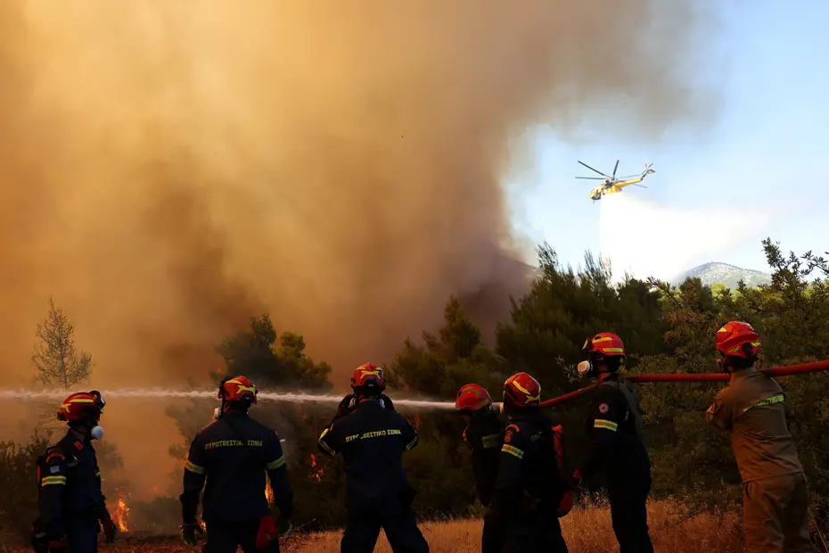 Yunanistan Alevlere Teslim: İki Yangın Söndürme Helikopteri Havada Çarpıştı