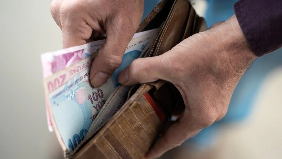 Zamlı Maaşlar Hesaplara Yatıyor: Ağustos Ayı Yaşlı ve Engelli Aylıkları Ödemeleri Başladı
