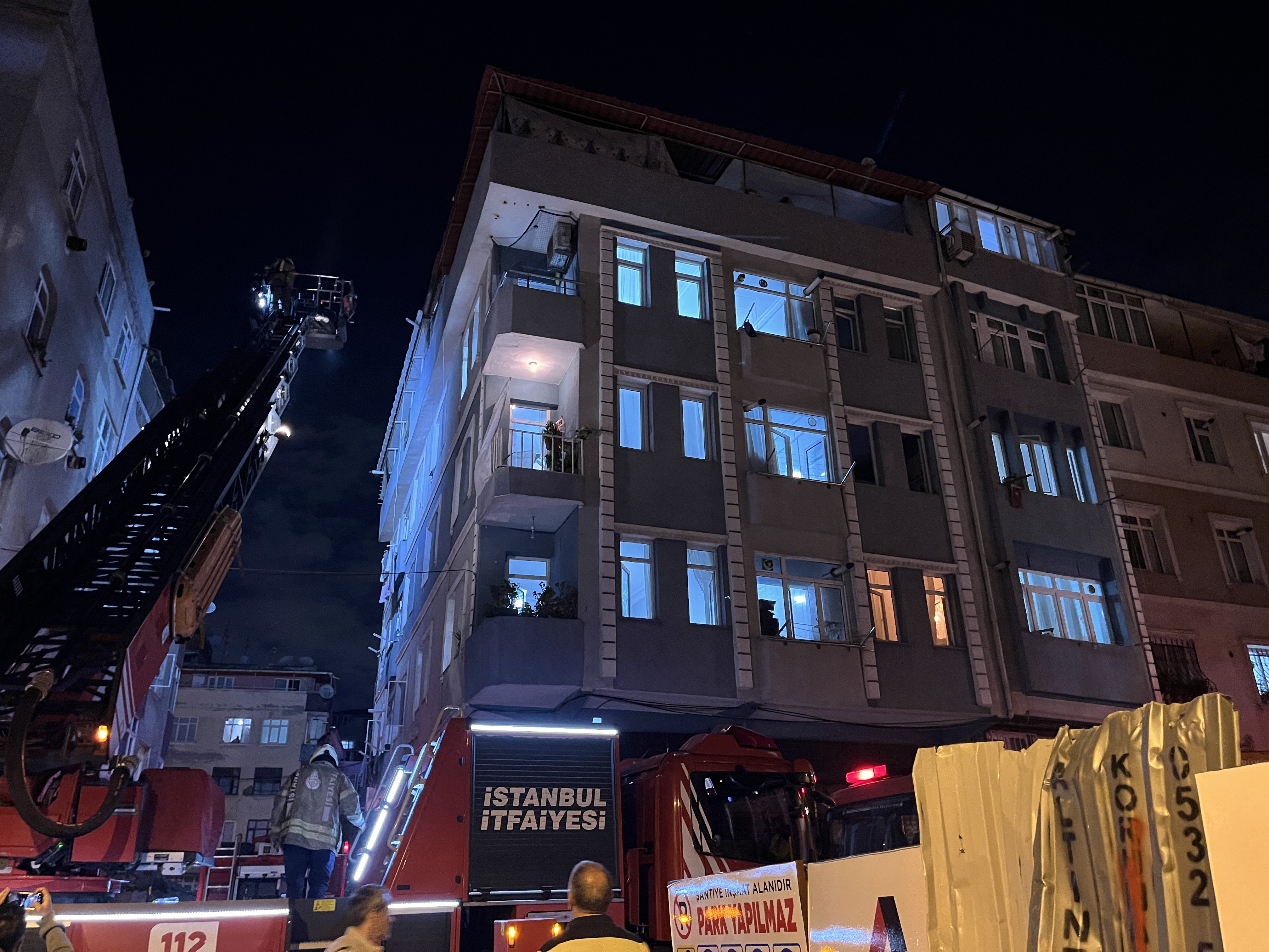 Zeytinburnu'nda Korkutan Yangın: Bodrum Katta Başlayan Alevler Üst Katlara Sıçradı