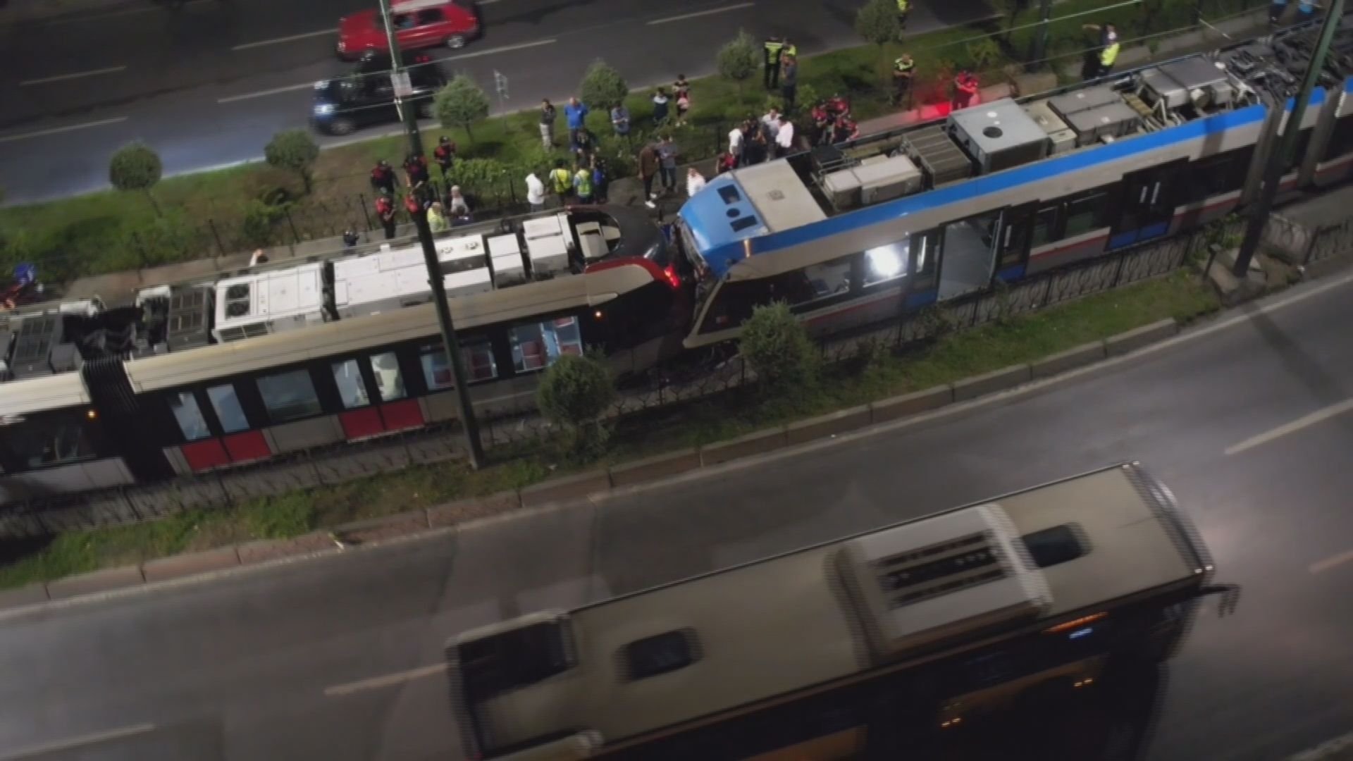 Zeytinburnu'nda Tramvay Kazası: İki Tramvay Çarpıştı, 10 Yaralı